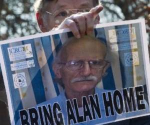 Un manifestante despliega en Washington el 3 de diciembre de 2013 una imagen del estadounidense Alan Gross. (Foto: AFP)