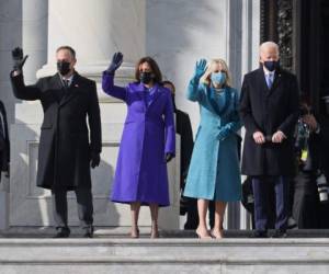 WASHINGTON, DC - JANUARY 20: (EDITOR'S NOTE: Alternate crop) (L-R) Doug Emhoff, U.S. Vice President-elect Kamala Harris, Jill Biden and President-elect Joe Biden wave as they arrive on the East Front of the U.S. Capitol for the inauguration on January 20, 2021 in Washington, DC. During today's inauguration ceremony Joe Biden becomes the 46th president of the United States. Joe Raedle/Getty Images/AFP
