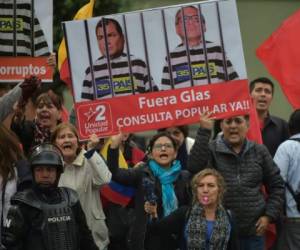 Opponents of Ecuadorean Vice-President Jorge Glas, who was allegedly caught up in the Odebrecht scandal, demonstrate outside the National Court in Quito, on October 2, 2017, after judge Miguel Jurado issued a pre-trial detention order for Glas.In August, Ecuador's congress withdrew Glas' immunity in order to allow prosecutors to open a corruption inquiry related to the Odebrecht scandal. / AFP PHOTO / Rodrigo BUENDIA