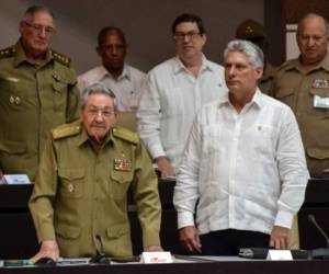 El presidente de Cuba, Raul Castro, junto al primer vicepresidentede la isla Miguel Diaz-Canel en una sesión especial del parlamento cubano el 1 de junio de 2017.