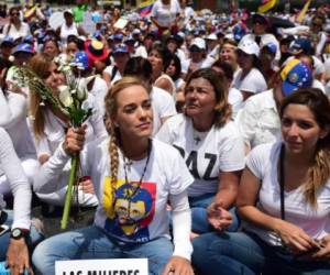 La esposa del prisionero político Leopoldo López, Lilian Tintori (L), protesta contra el presidente Nicolás Maduro, el 6 de mayo 2017. AFP PHOTO / RONALDO SCHEMIDT