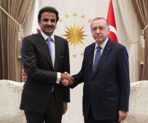 El presidente de Turquía, Recep Tayyip Erdogan (izquierda), junto al Emir de Qatar, jeque Tamim bin Hamad Al-Thani en una reunión hoy en Ankara.