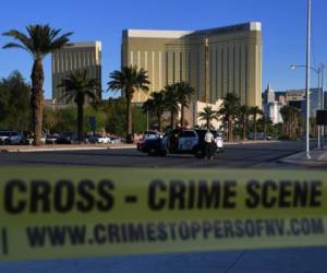 Un pistolero disparó contra una multitud asistente a un concierto en la ciudad de Las Vegas. La lluvia de disparons provino de una habitación en el Mandalay Hotel. El pistolero, Stephen Paddock, se habría suicidado. Foto AFP.