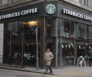 Starbucks cuenta en Estados Unidos con 135.000 empleados, un 70 % de los cuales son, según la propia compañía, 'estudiantes o aspirantes a estudiantes'. (Foto: EFE).