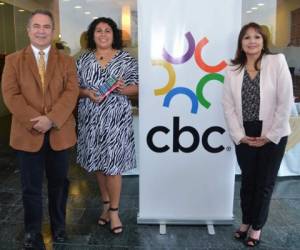 José Carlos Paiz (Representante de ENACTUS), Yrua Ruiz (ganadora Eco Reto 2013), Rosa María de Frade (directora de Asuntos Corporativos de CBC). (Foto: Cortesía).