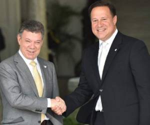 El presidente de Colombia, Juan Manuel Santos, y el del Panamá, Juan Carlos Varela. (Foto: AFP).