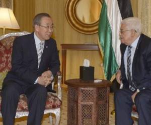 Mahmud Abbas (D) en encuentro con el secretario general de ONU Ban Ki-Moon. (Foto: AFP)