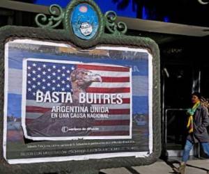 'Basta buitres. Argentina Unida en una causa nacional' se lee sobre un fondo de la bandera estadounidense y la imagen de un enorme buitre. (Foto: AFP)
