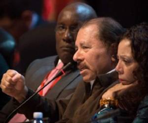Nicaraguan President Daniel Ortega (C) speaks next to his wife Rosario Murillo (R) during the XIII Bolivarian Alliance for the Peoples of Our America (ALBA) Summit in Havana on December 14, 2014. AFP PHOTO/ADALBERTO ROQUE / AFP PHOTO / ADALBERTO ROQUE
