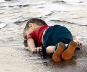 'Si imágenes tan potentes como la de un niño sirio muerto arrastrado por las olas no cambian la actitud de Europa frente a los refugiados. ¿Qué podría hacerlo?', se interroga el diario The Independent. (Foto extraída de Twitter).