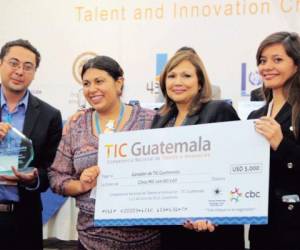 Rosa María de Frade (al centro), de cbc, entrega el reconocimiento a los ganadores del Eco Reto.
