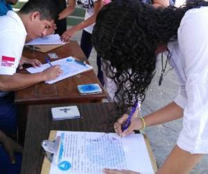 En el puesto de firma, en la entrada peatonal de la Universidad Centroamericana, hay varios miembros del Consejo Nacional, quienes hacen el llamado a la población a respaldar la iniciativa. (Foto: Rezaye Álvarez).