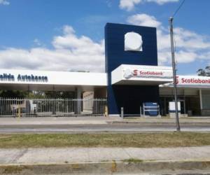 Las agencias de Scotiabank en El Salvador comenzaron a ser remozadas con los colores de Cuscatlán, pero siguen operando como entidades separadas.