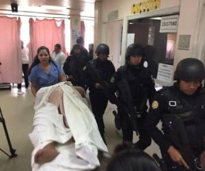 Caos en Hospital Roosevelt en #Guatemala tras balacera. Más de 7 muertos entre médicos, policías y niños., foto de 16 de agosto de 2017. Por Mario Rosales‏ @MarioteleSUR