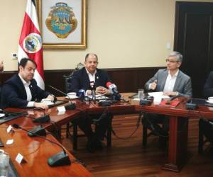 Alexander Mora, ministro de Comercio Exterior de Costa Rica; Luis Guillermo Solís, presidente de Costa Rica; y Jean-Phillipe Courtois, vicepresidente ejecutivo de Microsoft.