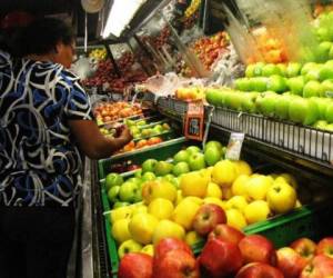 La cesta de la compra ha ido incrementando sus precios en la región. (Foto: laprensa.hn).