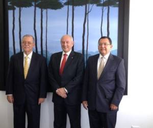 De izquierda a derecha: vicepresidente de Banco Azul, Alfredo Pacas; presidente, Carlos Araujo, y director ejecutivo, Oscar Rodríguez. (Foto: Cortesía).