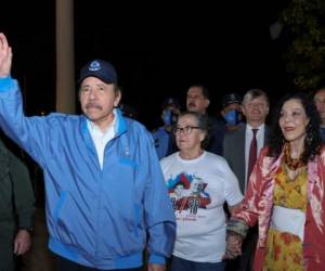 Imagen del folleto difundido por la presidencia nicaragüense que muestra al presidente de Nicaragua, Daniel Ortega (izq.), Saludando a sus simpatizantes durante la conmemoración del 45 aniversario de la muerte de uno de los fundadores de la guerrilla del Frente Sandinista de Liberación Nacional (FSLN), Carlos Fonseca, en Managua. Foto: Agencia AFP.