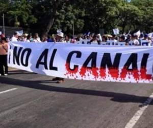 Diversos medios de comunicación locales cifran por miles los manifestantes en la marcha anticanal en Managua, pese a las múltiples trabas que está poniendo el Gobierno. (Foto: confidencial.com.ni).