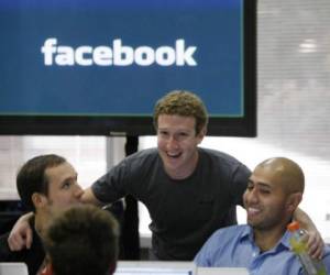 Mientras esperaba para comenzar su pasantía en la empresa de Zuckerberg, Khanna desarrolló una extensión para Chrome en base a una falla básica en el Facebook Messenger.