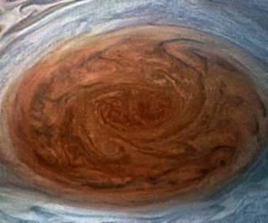 La sonda espacial Juno partió en 2011 de la Tierra y hoy transmitipo esta foto de su vuelo sobre la Gran Mancha Roja de Júpiter.