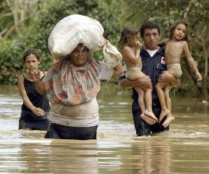 Inundaciones en la provincia de Limón, en 2005. El 58 % de los daños por desastres naturales en Costa Rica tienen que ver con lluvias torrenciales y crecidas de ríos por fenómenos meteorológicos. (Foto: AFP).