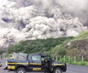 La erupción del Volcán de Fuego ha provocado decenas de muertos. Hasta la noche del domingo se había confirmado 25 fallecidos, pero no se descarta que el número crezca en la medida los cuerpos de socorro acancen a llegar a las poblaciones más afectadas.