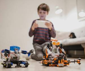 De acuerdo con expertos de Kaspersky, a la hora de comprar juguetes inteligentes, es fundamental dar prioridad no sólo a su valor educativo y de entretenimiento, sino también a cómo está configurada su seguridad. FOTO: E&amp;N