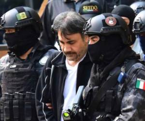 Elementos del Ejército y la Procuraduría General de la República de México escortan a Dámaso López Núñez (C), alias ‘El Licenciado’, e identificado como uno de los principales operadores del cártel de Sinaloa y sucesor de 'El Chapo' Guzmán. AFP PHOTO / STR