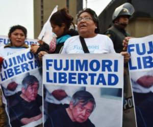 Hundreds of sympathisers to the cause of liberating former Peruvian President (1990-2001) Alberto Fujimori, imprisoned over a decade ago on charges of against Humane Rights and corruption, rally in a centric area of Lima on July 22, 2016.Today 71 Congressmen were sworn in after the conservative party Fuerza Popular led by Keiko Fujimori won an absolute majority in the countrys unicameral Congress out of 130 seats with 36.3% of the votes in the April 2016 general elections. Contrary to this, party leader Keiko was defeated by a small margin, gaining 49.88% in the runoff against President-elect Pedro Pablo Kuczynski, who will be sworn into office on July 28. / AFP PHOTO / CRIS BOURONCLE