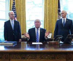 El presidente de EEUU, Donald Trump, junto al vicepresidente Mike Pence y el secretario de Salud Tom Price, durante una declaración el viernes 24 de marzo en la Oficina Oval de la Casa Blanca. Foto/AFP