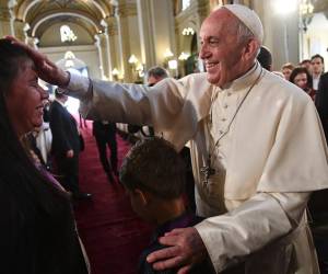 <i>El Papa Francisco posa para una selfie con un niño en la Catedral de Lima el 21 de enero de 2018. FOTO Vicente PINTO / AFP</i>