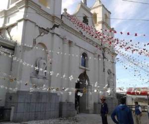 Se han detectado daños en 16 templos católicos y 31 edificios públicos en los siete departamentos golpeados por el temblor. (Foto: Bomberos).