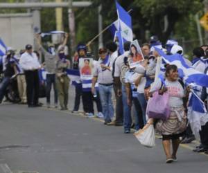 A vendor sells Nicaraguan national flags as anti-government protesters form a 'Human Chain' in Managua on August 30, 2018. Some three hundred Nicaraguans formed a human chain along the road linking Metrocentro roundabout and the Central American University (UCA) demanding the release of political prisoners. / AFP PHOTO / INTI OCON