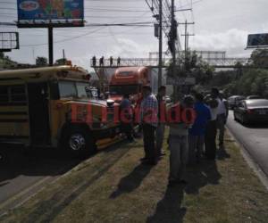 Buses block a road entering Tegucigalpa, on September 8, 2020, during an indefinite strike amid the new coronavirus pandemic. - Transport unions started Monday a strike for indefinite time in demand of the government to negociate with them amid economic problems derived from the new coronavirus pandemic. (Photo by ORLANDO SIERRA / AFP)