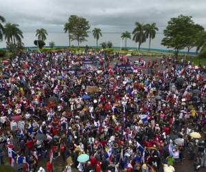 <i>Los manifestantes realizan una protesta contra el contrato gubernamental con la empresa minera canadiense First Quantum -y su filial Minera Panamá- en la ciudad de Panamá, Panamá, el 26 de octubre de 2023. FOTO LUIS ACOSTA / AFP</i>