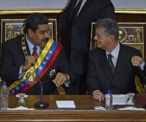 El presidente venezolano, Nicolás Maduro, junto al jefe del Parlamento y uno de los líderes de la oposición venezolana, Ramos Allup. (Foto: Archivo).