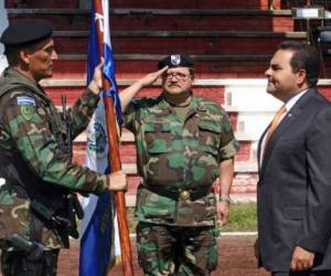 El general Atilio Benitez fue ministro de Defensa en la administración Funes (en el período 2011-2013), actualmente se desempeñaba como embajador ante Alemania. En 2007, en la administración de Elías Antonio Saca, comandó el Batallón Cuscatlán como parte de las fuerzas multinacionales que apoyaron a EE.UU. en Irak. En la imagen, Benitez (izquierda), recibe el pabellón nacional de manos de Elías Antonio Saca (derecha), al centro el general Otto Romero, ministro de la Defensa en ese año.