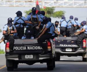 Police forces arrive in Masaya, some 35 km from Managua, where supporters of Nicaraguan President Daniel Ortega celebrate the 39th anniversary of the Sandinista military maneuver 'El Repliegue' (The Retreat)on July 13, 2018 as the opposition holds a 24-hour general strike.Ortega and his supporters began a procession from the capital to the opposition stronghold of Masaya to commemorate a significant event in the president's coming to power in 1979, known as the 'The Retreat'. The military maneuver allowed the Sandinista guerrilla forces to regroup and later overthrow the dictatorship of Anastasio Somoza in 1979. / AFP PHOTO / Inti OCON