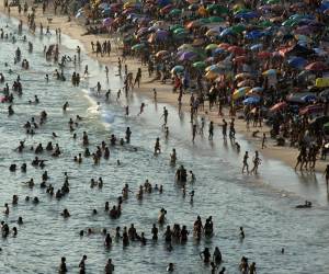 <i>Vista aérea de personas disfrutando de la playa Recreio dos Bandeirantes en medio de una ola de calor en Río de Janeiro, Brasil. FOTO TERCIO TEIXEIRA / AFP</i>