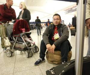 Eddie Medina de Puerto Rico espera en su equipaje en el mostrador de Delta Airlines tras el apagón en Hartsfield-Jackson Atlanta International Airport, Atlanta, Georgia. AFP PHOTO / TAMI CHAPPELL