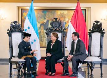 <i>El Excelentísimo Señor Hendra Halim, Embajador Extraordinario y Plenipotenciario de la República de Indonesia en Panamá, concurrente ante la República de Honduras, presentó formalmente sus Cartas Credenciales a la presidenta . FOTO PRESIDENCIA HONDURAS</i> <i>El Excelentísimo Señor Hendra Halim, Embajador Extraordinario y Plenipotenciario de la República de Indonesia en Panamá, concurrente ante la República de Honduras, presentó formalmente sus Cartas Credenciales a la presidenta . FOTO PRESIDENCIA HONDURAS</i>