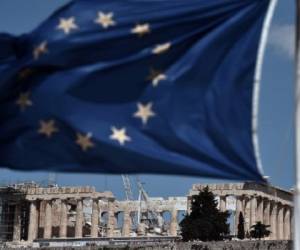 Una salida de Grecia de la zona euro 'no es una consideración que está sobre la mesa', estimó el español Luis de Guindos, cuyo país, junto con Francia, Italia o Luxemburgo, busca alcanzar un compromiso con Grecia para evitar lo peor.
