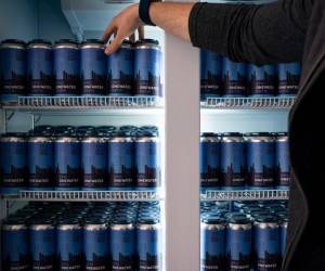 <i>Aaron Tartakovsky, cofundador y CEO de la startup de tecnología de agua, Epic Cleantec, llega a un refrigerador de cervezas elaborados con aguas residuales recicladas en la sede de la compañía el 26 de septiembre de 2023 en San Francisco, California. Con su tono dorado y su sabor a fruta ligero, la cerveza es tomada por Aaron Tartakovsky se ve y sabe como muchos otros. Pero contiene un ingrediente inusual: aguas residuales recicladas de un rascacielos de San Francisco. FOTO LOREN ELLIOTT / AFP</i>