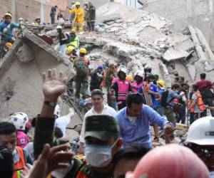Rescatistas, bomberos, policías, soldados y miles de voluntarios se han unido para buscar sobrevivientes entre los escombros de edificios colapsados por el terremoto de 7,1 grados.