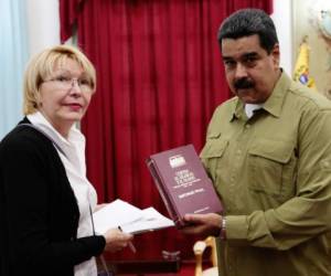 La fiscal Luisa Ortega, junto a Nicolás Maduro. La jefa del ministerio público se consideraba aliada del chavismo, pero el distanciamiento se ha agudizado en las últimas semanas.