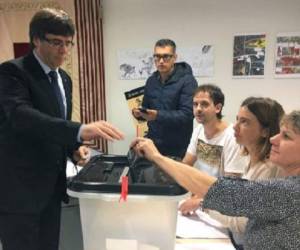 Puigdemont (en la imagen, votando) prometió trasladar en los próximos días el resultado del escrutinio al parlamento regional, dominado por sus partidarios, para que declare la independencia de la región una vez confirmada la victoria.