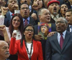 Cilia Flores (esposa de Nicolás Maduro), Delcy Rodriguez, Diosdado Cabello y Aristobulo Isturiz posan junto a una fotografía de Hugo Chávez durante la instalación de la Constituyente el pasado 4 de agosto.