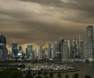 <i>Se muestran nubes de tormenta sobre la ciudad de Panamá el 30 de abril de 2024. FOTO Martín BERNETTI / AFP</i>