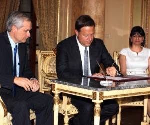Varela firma la designación de Angélica Maytín Justiniani. (Foto: Casa Presidencial)